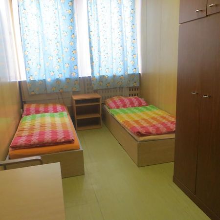 Hostel Monty Ricany (Central Bohemian) Bagian luar foto