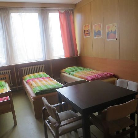 Hostel Monty Ricany (Central Bohemian) Bagian luar foto
