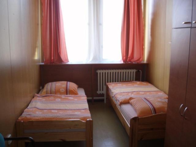Hostel Monty Ricany (Central Bohemian) Bagian luar foto