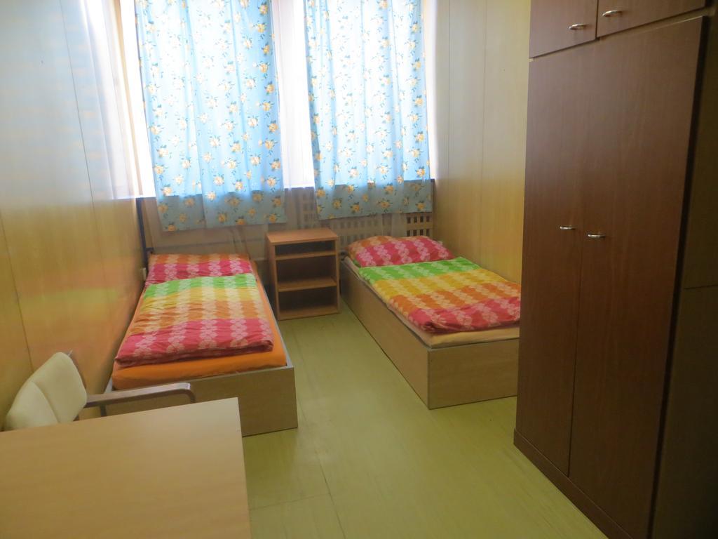 Hostel Monty Ricany (Central Bohemian) Bagian luar foto