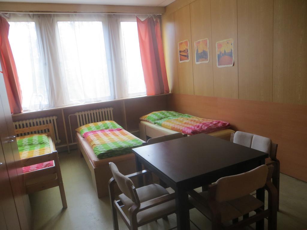 Hostel Monty Ricany (Central Bohemian) Bagian luar foto