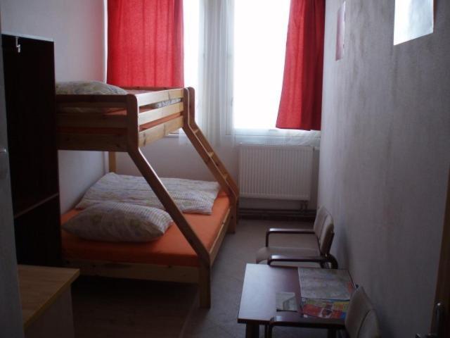 Hostel Monty Ricany (Central Bohemian) Bagian luar foto