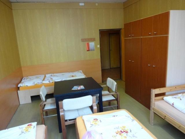 Hostel Monty Ricany (Central Bohemian) Ruang foto